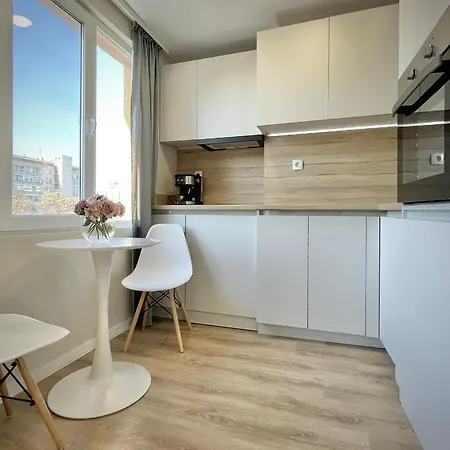 Elegant For 4 Persons In Center & Parking Apartment